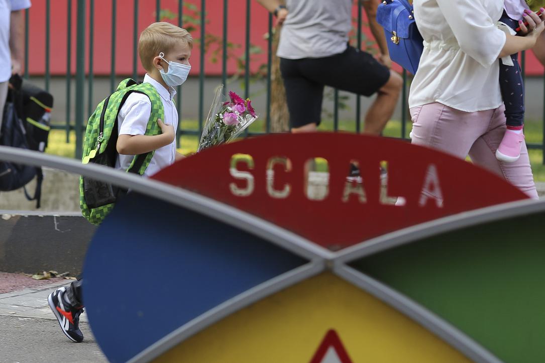 罗马尼亚政府规定学校附近50米范围必须戴口罩