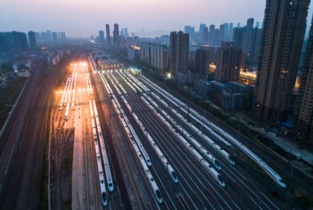 武汉“解封”，首趟旅客列车发车