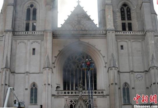 法国官方调查南特教堂大火是否为纵火引发