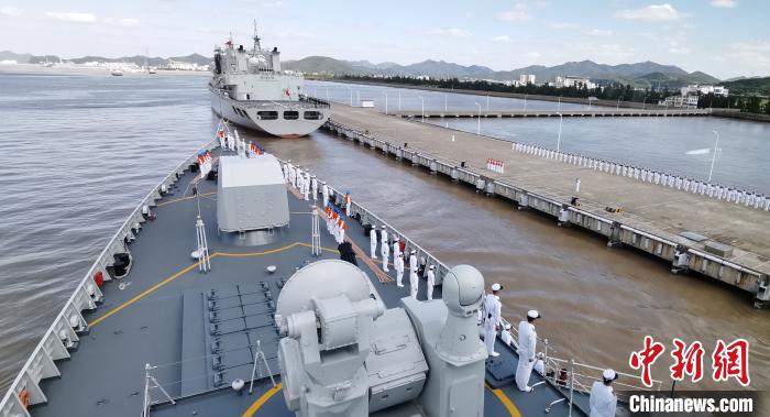 中国海军第35批护航编队完成任务凯旋