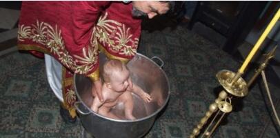 罗马尼亚牧师把婴儿泡水里致其死亡，民众呼吁改变仪式