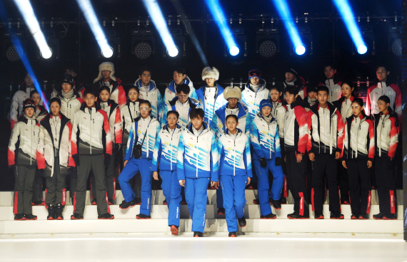 走近冬奥 | 北京冬奥会和冬残奥会制服装备发布