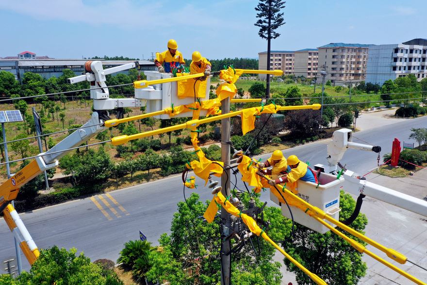 State Grid Yingtan Power Supply Company Conduct Live-line Maintenance in Summer Heat to Ensure Resid