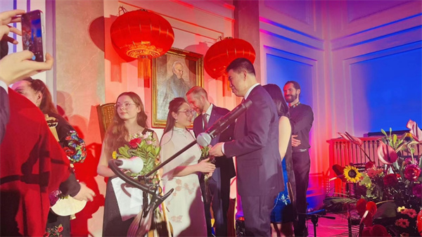 中国驻波兰使馆举办“当丝绸遇上琥珀”音乐会