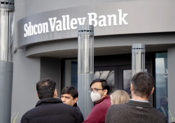 硅谷银行“垮掉”前向“内部人士”大举放贷引发关注