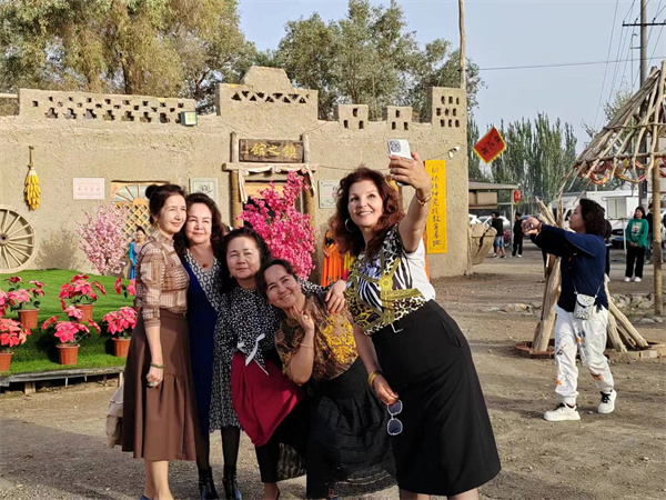 “让更多海外朋友领略真实美好的新疆”——海外华文媒体走访新疆