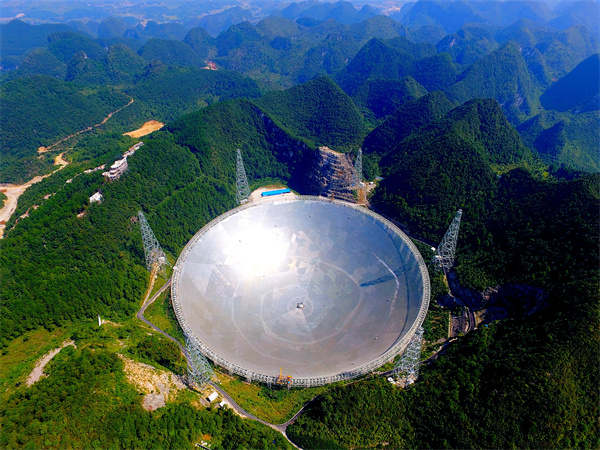 中国天眼”FAST：探测宇宙的巨型射电望远镜