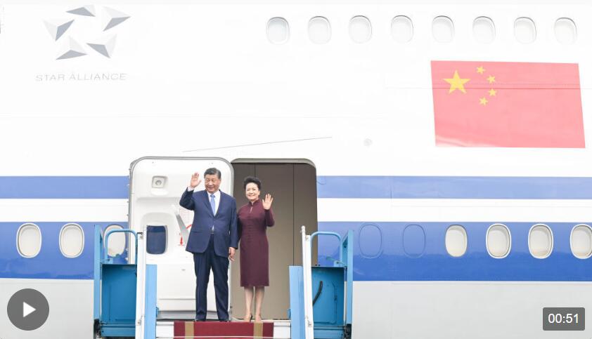 独家视频丨习近平步出舱门 越南总理范明政等在舷梯旁热情迎接