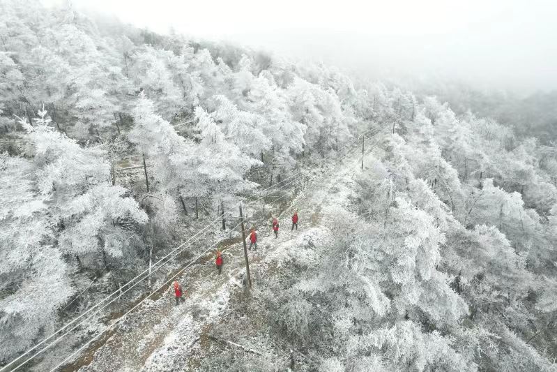 Special patrols at Tiziyanyan After Heavy Snow  State Grid Hunan Power Making Full Efforts to Ensure