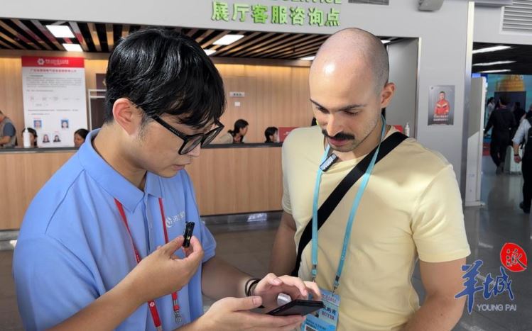 Reporter's Note: How attractive is the Canton Fair to foreigners?Sacrificing lunchtime for a closer 