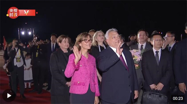 独家视频丨匈牙利总理欧尔班夫妇在机场迎接习近平主席到访