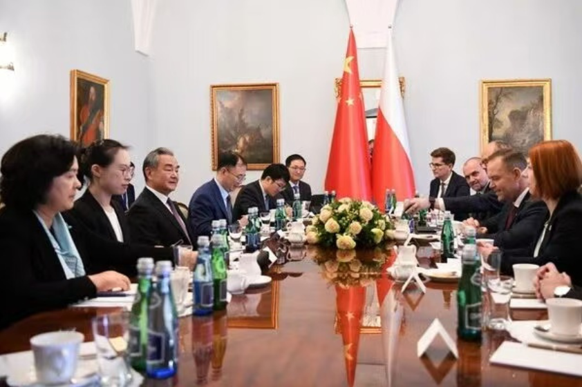 王毅访问波兰 会见总统并同外长会谈
