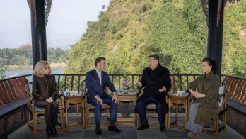 独家视频丨习近平同法国总统马克龙在成都进行友好交流