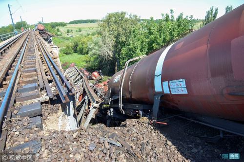 罗马尼亚货运列车出轨 因高架桥"不堪重负"酿成事故
