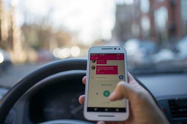 罗马尼亚开车接听手机将被罚款244欧元扣驾照30天
