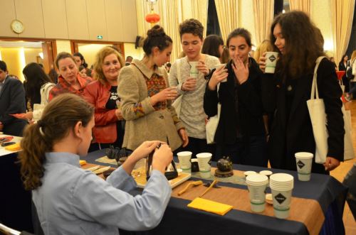 图九 汉语学生Vlad表演茶艺
