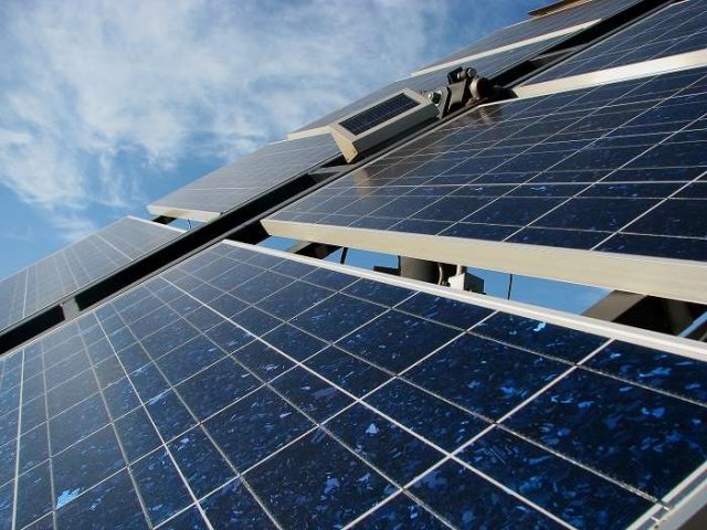 罗马尼亚家庭可能获得国家拨款用于安装太阳能电池板