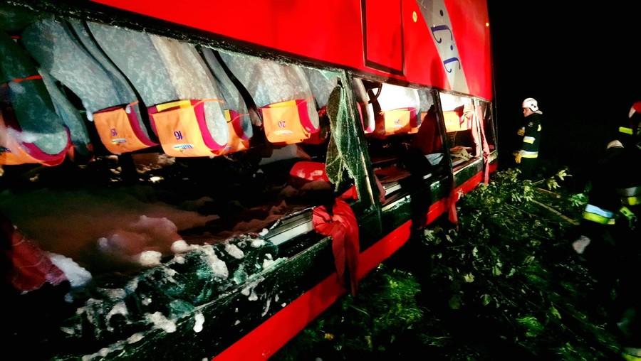 波兰一旅游巴士发突发翻车事故 3人死亡51人受伤