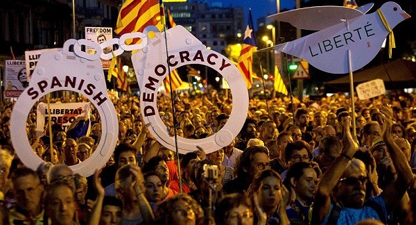 西班牙上万民众涌上街头 要求释放加泰地区前官员