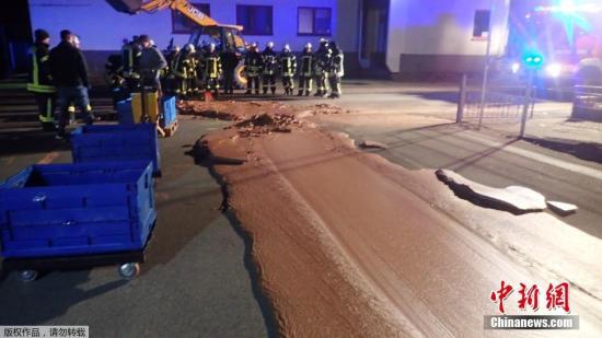 德一辆运输车发生泄漏 致近1吨巧克力铺满地面