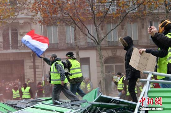 法国南部一名“黄背心”示威者被卡车撞倒后身亡