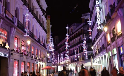 马德里市中心圣诞彩灯。(《欧洲时报》/邵依妮 摄)