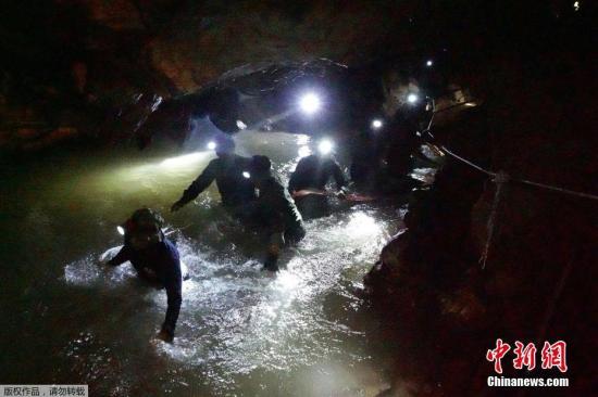 英国潜水员救出泰国山洞被困少年 获英女王授勋