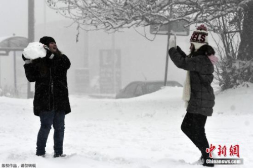 当地时间2019年1月3日，欧洲多地迎来降雪天气。图为希腊民众在街头打雪仗。