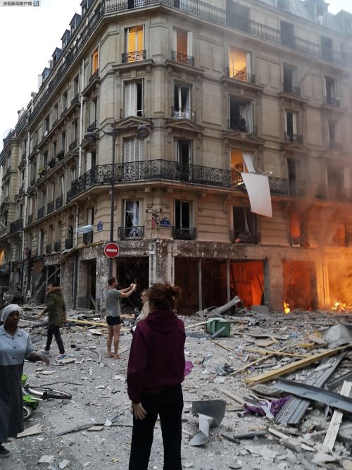 法国巴黎一家面包店发生严重爆炸