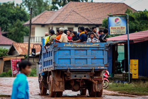 老挝中企和华侨华人积极参与溃坝事故赈灾