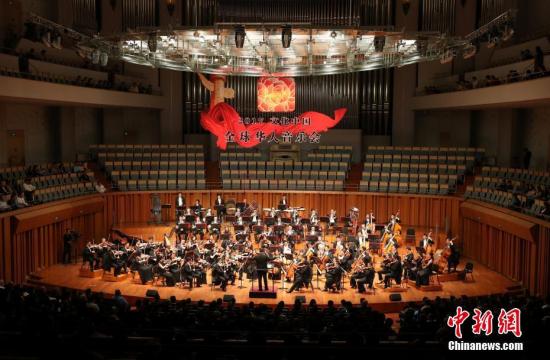 9月27日，2017“文化中国·全球华人音乐会”在北京国家大剧院举行，为近两千观众献上一场融汇中西、精彩绝伦的艺术盛宴。本次演出阵容近两百人，多为国际知名华裔音乐艺术家以及交响乐权威人士。该音乐会由国务院侨务办公室、中国海外交流协会举办，迄今已成功举办了四届。 <a target='_blank' href='http://www.chinanews.com/'>中新社</a>记者 张宇 摄