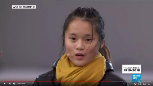 来自巴黎北郊圣·德尼地区Livry-Gargan高中的华裔女生用中文朗读一战华工在停战当日的日记。(来源：法国《欧洲时报》微信公众号 视频截图)