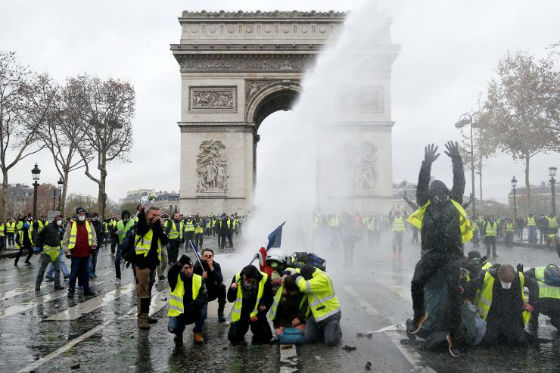 巴黎骚乱升级 华人游客受影响:旅程中感到最无助的一次