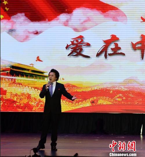 继2018年9月在洛杉矶首唱后，张天甫此次在晚会上再次唱响歌曲《爱在中国》。　甘玫 摄