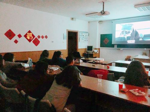 图八 学生们观看中国电影《功夫熊猫》