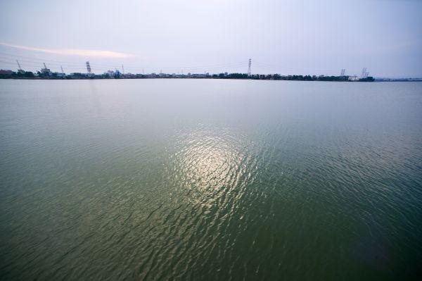 这是8月4日拍摄的福建向金门供水工程取水地——福建晋江龙湖。新华社记者姜克红摄