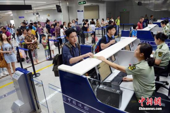 7月1日，搭乘MF880航班的旅客及台胞从台北桃园飞抵福州长乐国际机场办理入境手续。大陆对台湾同胞免签注政策7月1日起正式实施。台胞持有效台湾居民来往大陆通行证(台胞证)即可经开放口岸来往大陆并在大陆停居留，无需办理签注。
<a target='_blank' href='http://www.chinanews.com/'>中新社</a>发 刘可耕 摄