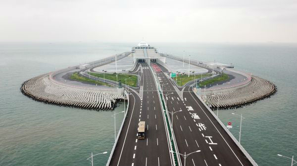 港珠澳大桥通车 台网友呼唤：把桥连到台湾