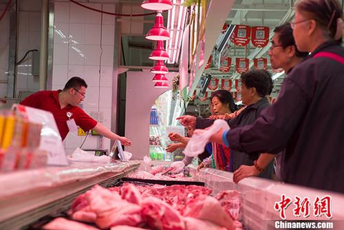 8月9日，在连续三个月在“1”时代徘徊后，7月份中国居民消费价格总水平(CPI)上扬至“2”区间。当日，中国国家统计局发布数据显示，2018年7月份，中国CPI同比上涨2.1%。其中，城市上涨2.1%，农村上涨2.0%；食品价格上涨0.5%，非食品价格上涨2.4%；消费品价格上涨1.8%，服务价格上涨2.5%。1-7月平均，中国CPI同比涨2.0%。图为7月，山西太原某超市民众购买猪肉。 <a target='_blank' href='http://www.chinanews.com/'>中新社</a>记者 张云 摄
