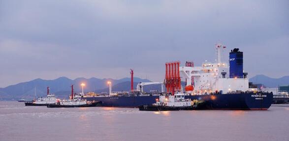 宁波舟山港外钓30万吨级油品码头迎首艘外轮
