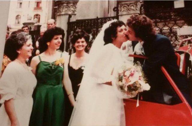 罗马尼亚社交媒体让36年前的婚礼照片回归
