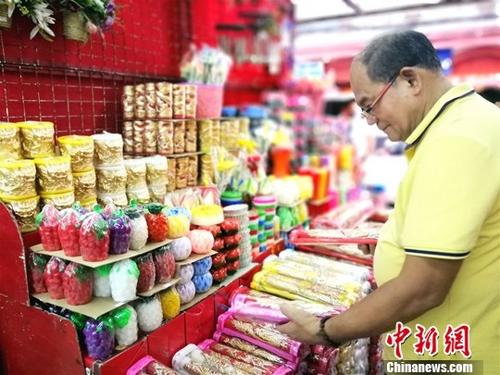 在中国城著名的王彬超市，色彩鲜艳，造型丰富的祭拜用香烛吸引华人。<a target='_blank' href='http://www.chinanews.com/'>中新社</a>记者 关向东 摄