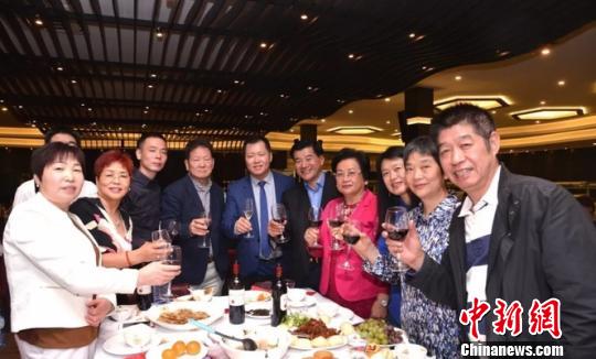中国侨网图为：比利时青田同乡会的海外游子举杯庆中秋。