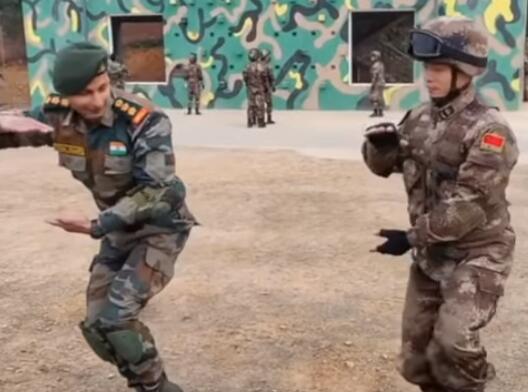 中国军人向印度士兵亲授太极拳 印网友看得超开心