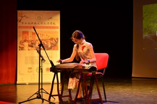 E:\0402\图5 克鲁日孔院参赛选手莫佳琦带来古筝表演.JPG