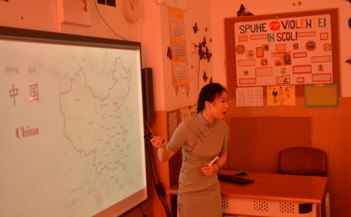 C:\Users\Carolyn\Desktop\图一 汉语教师志愿者程菲菲为49中学生揭开中国“面纱”.jpg