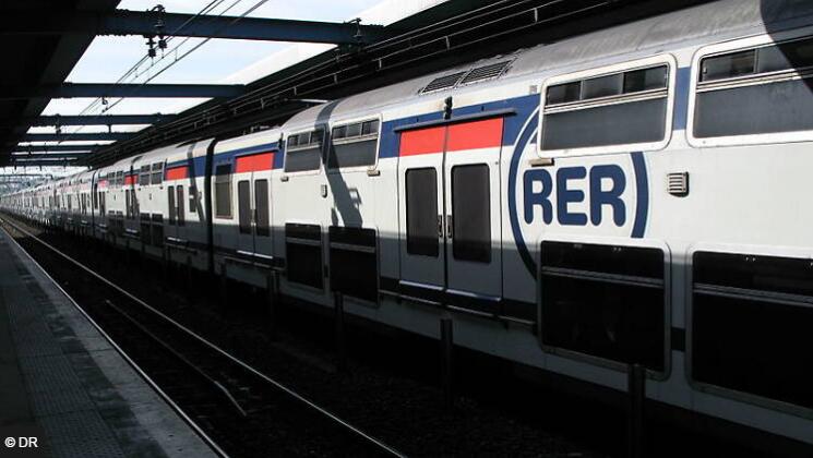 法国巴黎地铁车厢内温度达52度 制冷设施欠缺引热议
