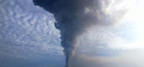 印尼索普坦火山喷发 火山灰柱高达7500米