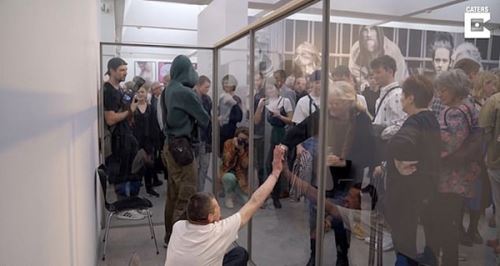 丹麦艺术展现流浪汉玻璃展位呼吁关注弱势群体
