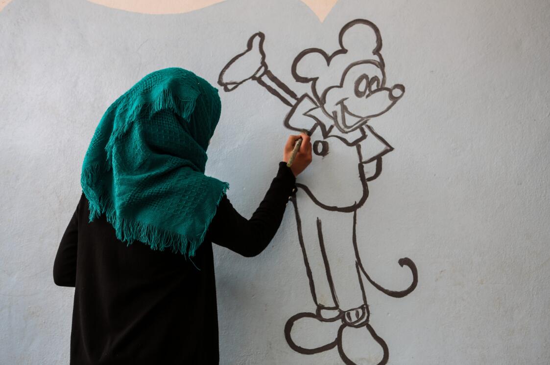 叙利亚村庄举办绘画活动 儿童用画笔描绘五彩世界